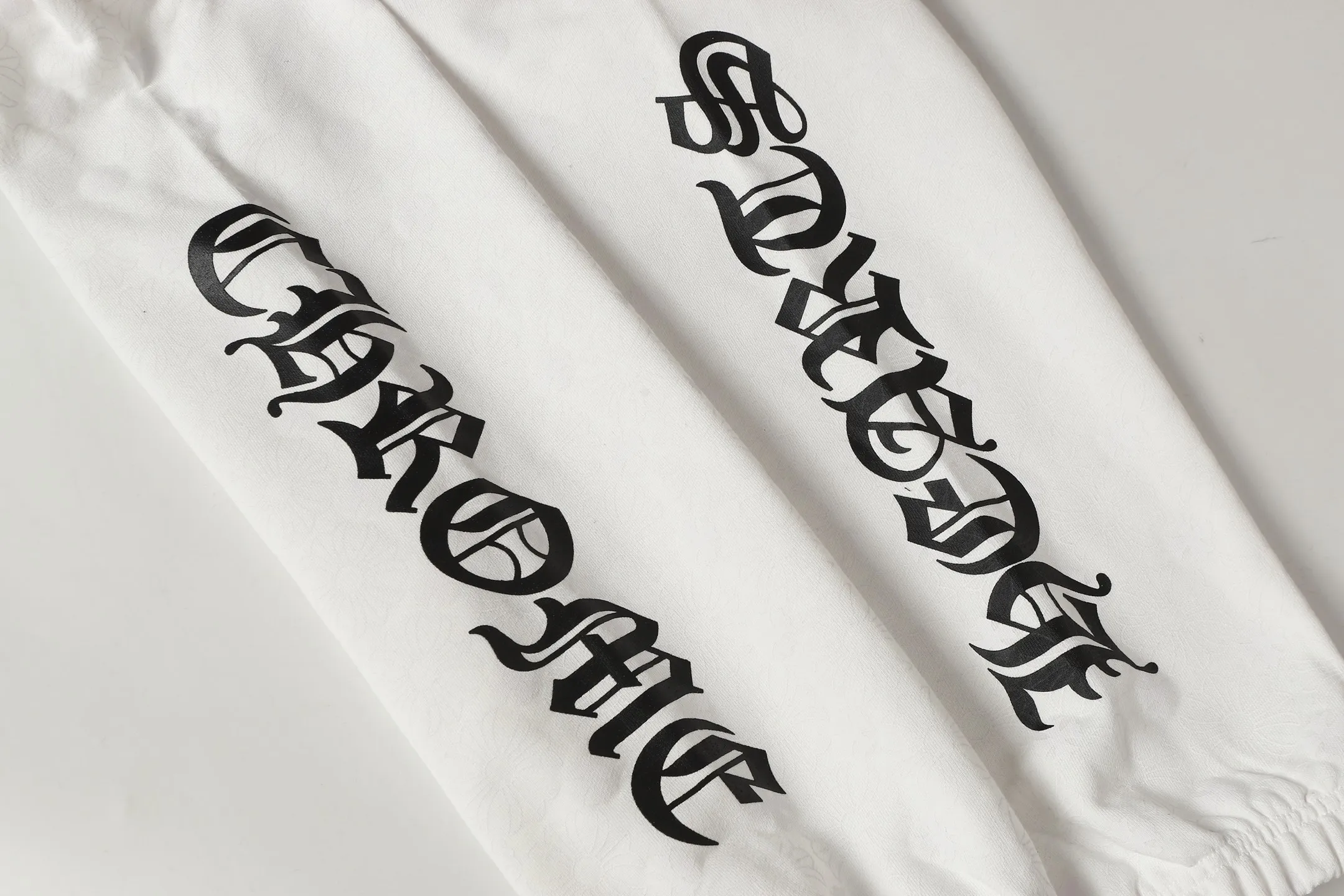 P280 #W5001 cross-border model. Those who pursue quality, please do not place an order. -Chrome Hearts/Chrome Hearts dark pattern all-over Sanskrit letter printed trousers, casual pants and sweatpants -High weight, high density and high quality. The wool is soft, delicate and skin-friendly. It feels soft and silky. It has excellent warmth and skin-friendly properties.